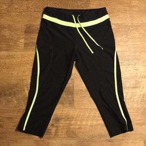 Black and Green Workout Capri Leggings